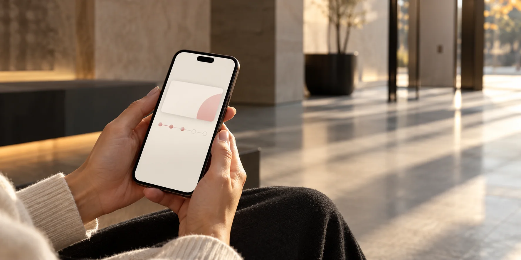 Una persona consulta el progreso de su membresía digital en el teléfono